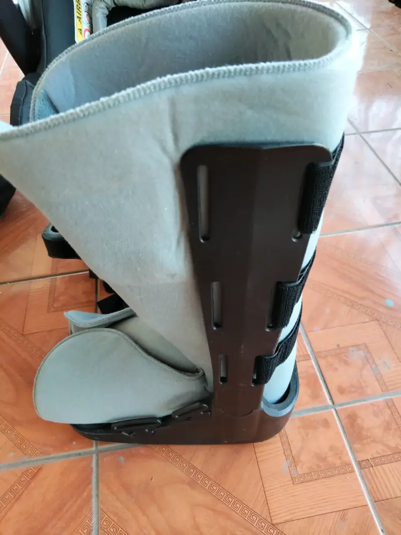 Bota ortopédica ajustable para recuperación - 4