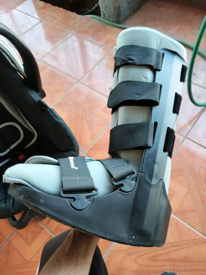 Bota ortopédica ajustable para recuperación - 5