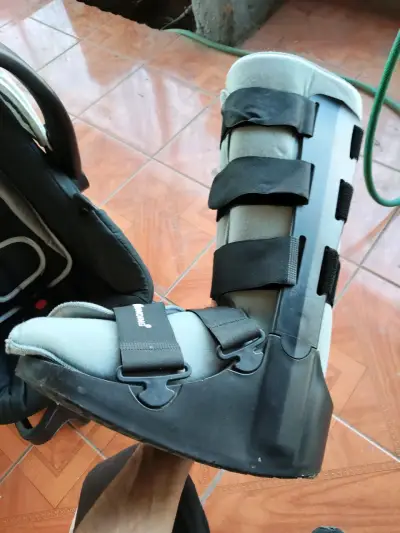 Bota ortopédica ajustable para recuperación - miniatura 5
