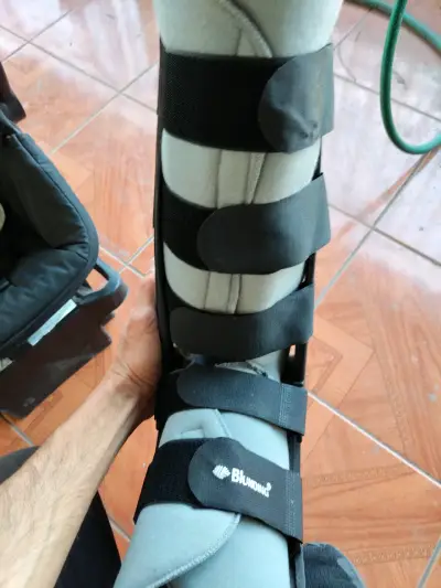 Bota ortopédica ajustable para recuperación - miniatura 6