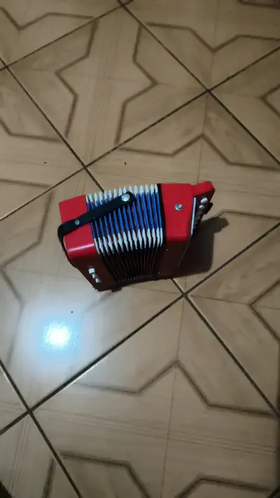 Acordeón infantil rojo y azul - miniatura 2