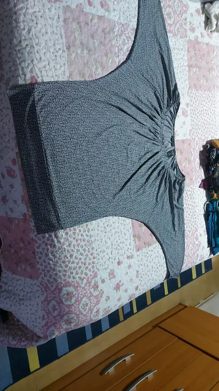 Blusa gris de manga corta para mujer