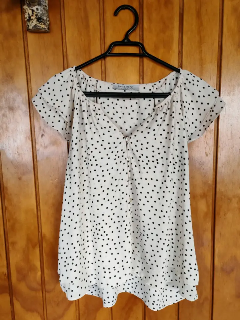 Blusa Blanca con Lunares Negros para Mujer - 2
