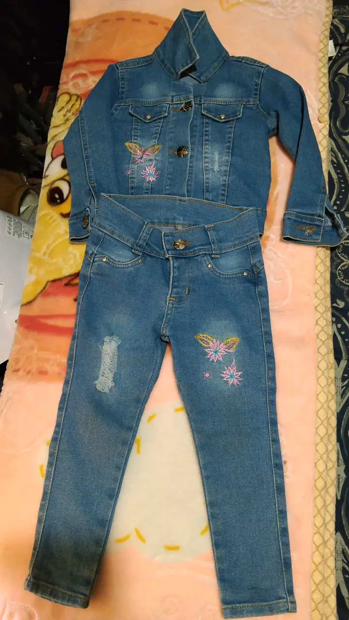 Conjunto de mezclilla para niña con bordado de mariposas