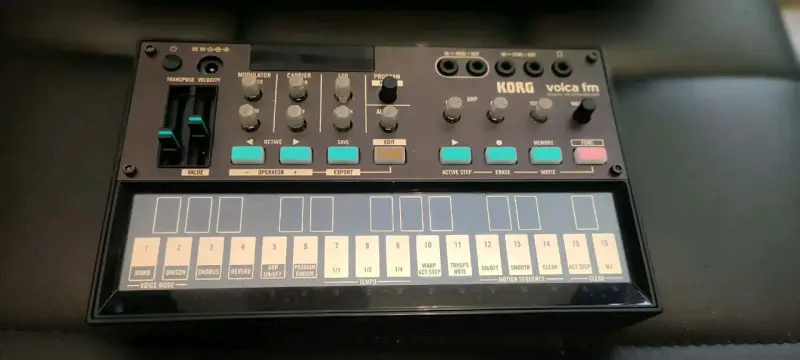 Sintetizador Korg Volca FM con Secuenciador