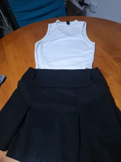 Conjunto de top blanco y falda negra Shein - miniatura 1
