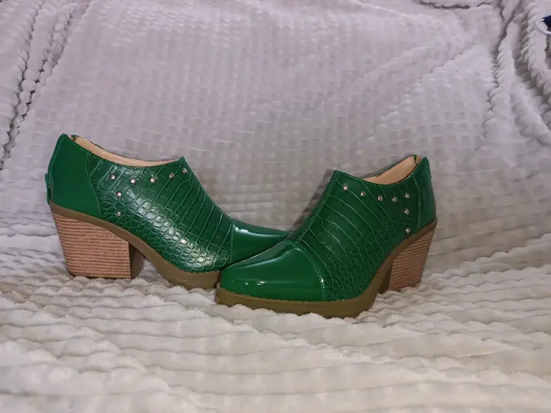 Zapatos de tacón verde con textura y tachas - 1