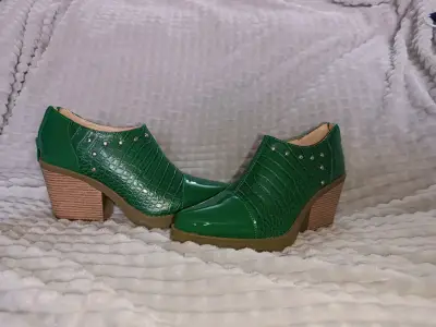 Zapatos de tacón verde con textura y tachas - miniatura 1