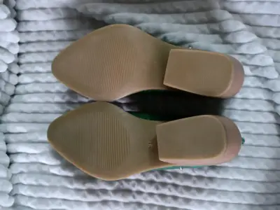 Zapatos de tacón verde con textura y tachas - miniatura 2