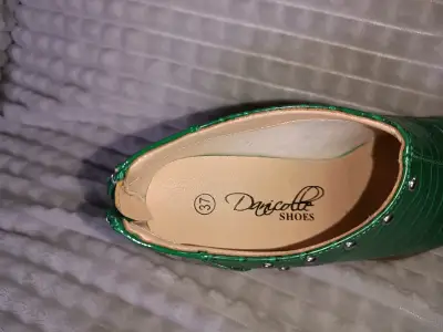 Zapatos de tacón verde con textura y tachas - miniatura 3