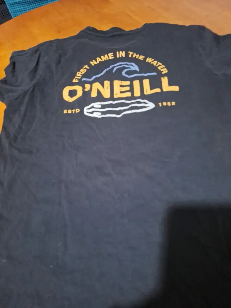 Polera negra O'Neill con diseño gráfico - 1
