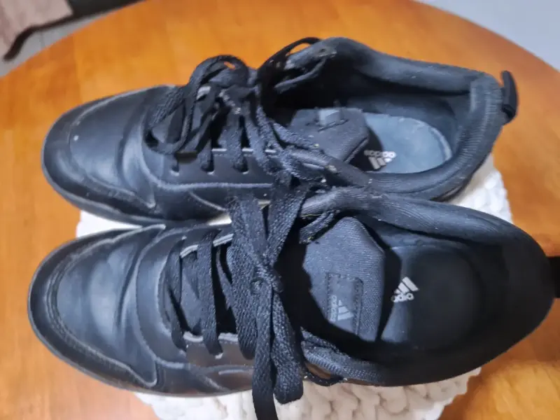 Zapatillas deportivas negras Adidas en buen estado - 1