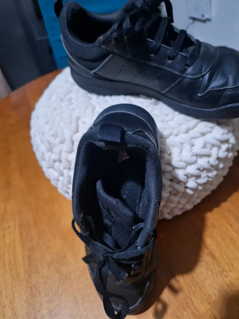 Zapatillas deportivas negras Adidas en buen estado - 2