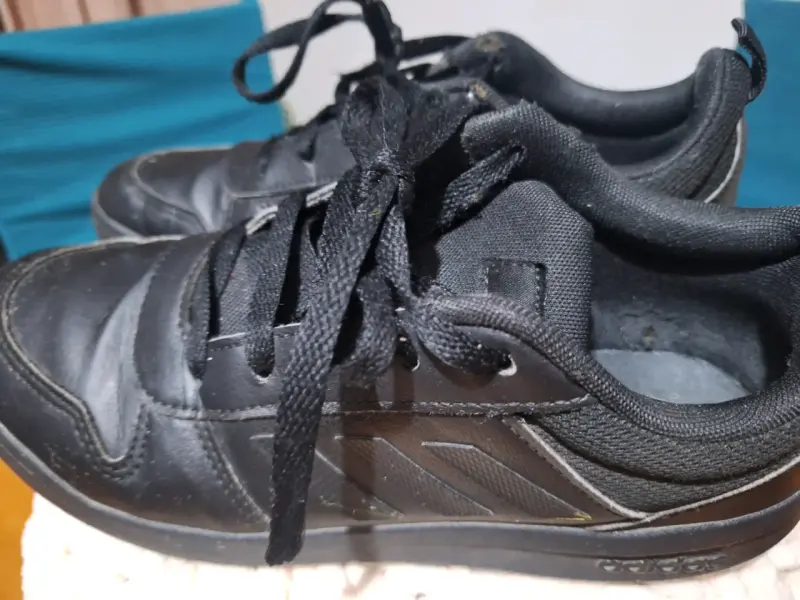 Zapatillas deportivas negras Adidas en buen estado - 4