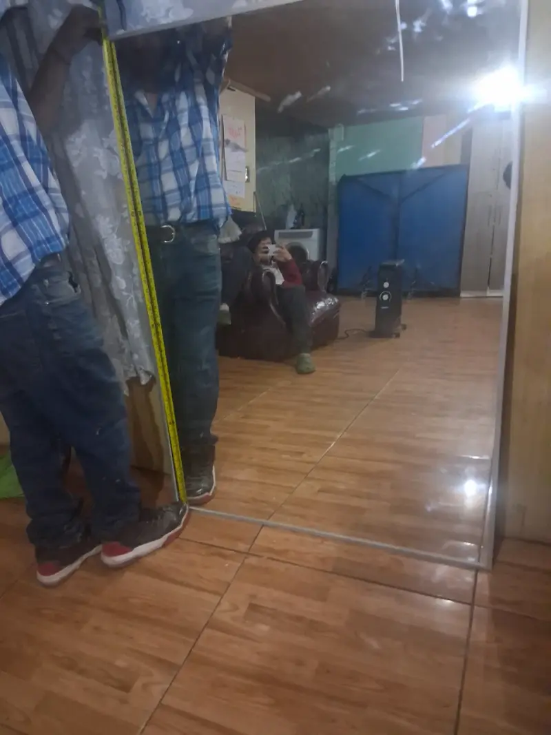 Espejo de cuerpo entero con marco elegante