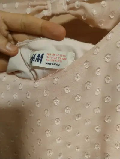 Vestido beige sin mangas H&M con diseño de lazo - miniatura 2