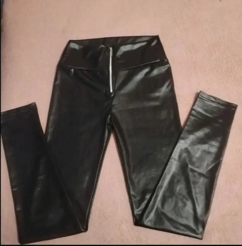 Leggings de cuero sintético negro con cierre