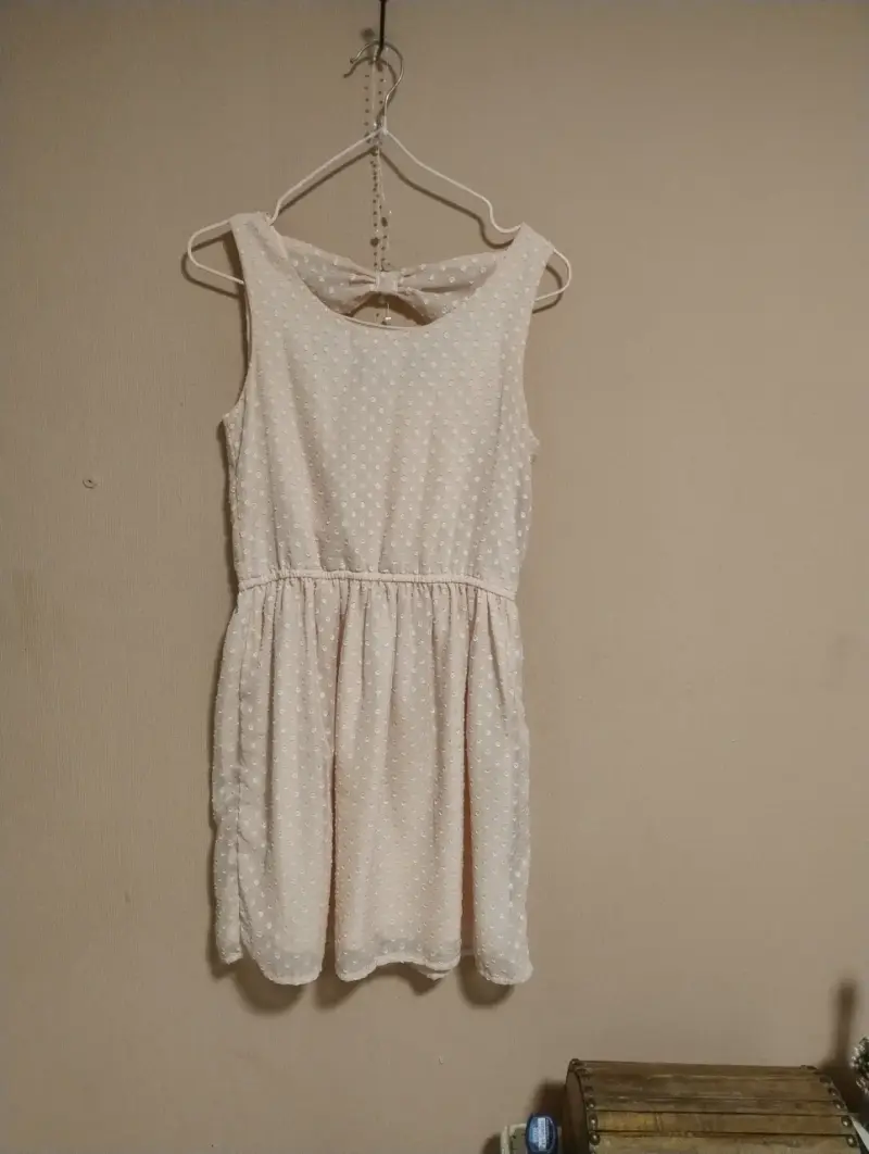 Vestido beige sin mangas H&M con diseño de lazo - 1