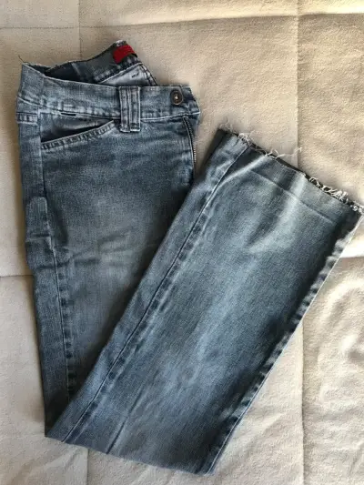 Jeans low-rise con diseño de desgaste - miniatura 1