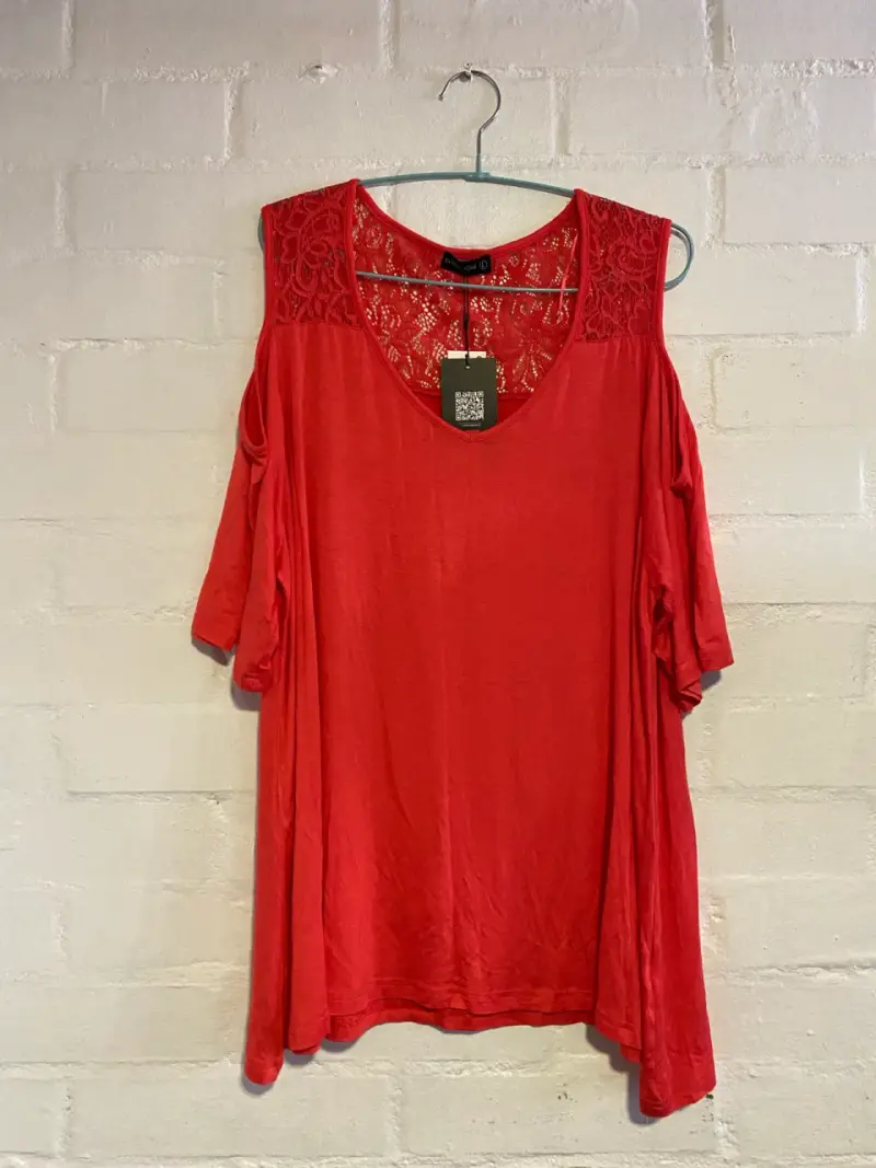Blusa roja con encaje L - 1