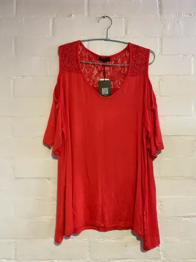 Blusa roja con encaje L - miniatura 1