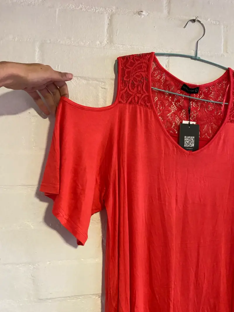 Blusa roja con encaje L - 2