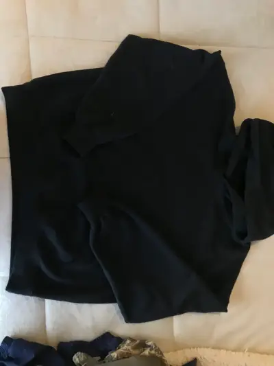 Polerón negro con capucha unisex - miniatura 3