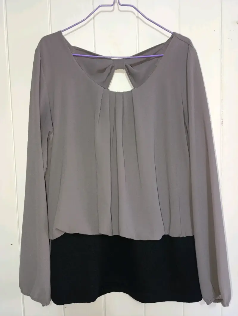 Blusa de mujer gris con detalle en la espalda - 1