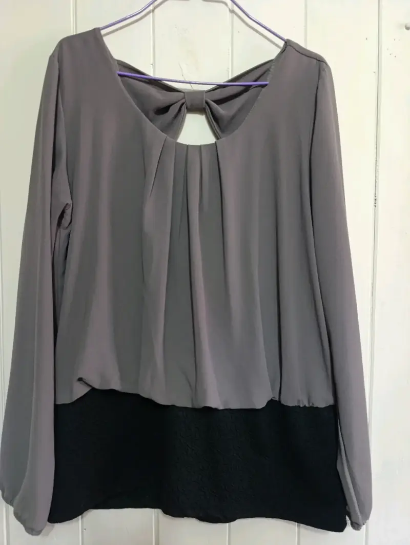 Blusa de mujer gris con detalle en la espalda - 2