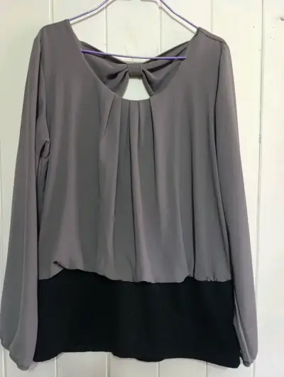 Blusa de mujer gris con detalle en la espalda - miniatura 2
