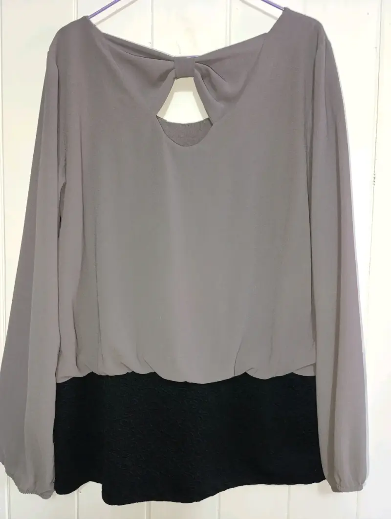 Blusa de mujer gris con detalle en la espalda - 3