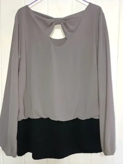 Blusa de mujer gris con detalle en la espalda - miniatura 3