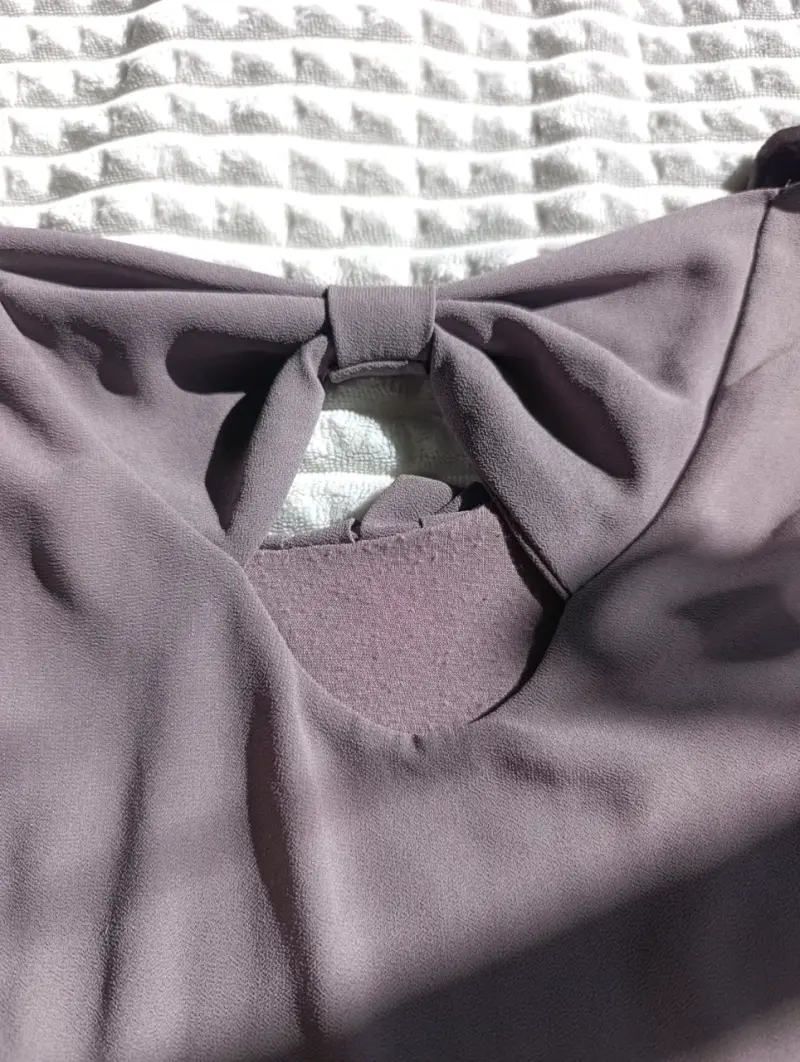 Blusa de mujer gris con detalle en la espalda - 5