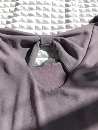 Blusa de mujer gris con detalle en la espalda - miniatura 5