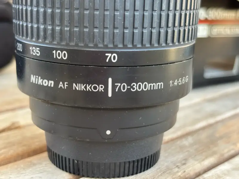 Lente Nikon AF Nikkor 70-300mm con parasol - 2