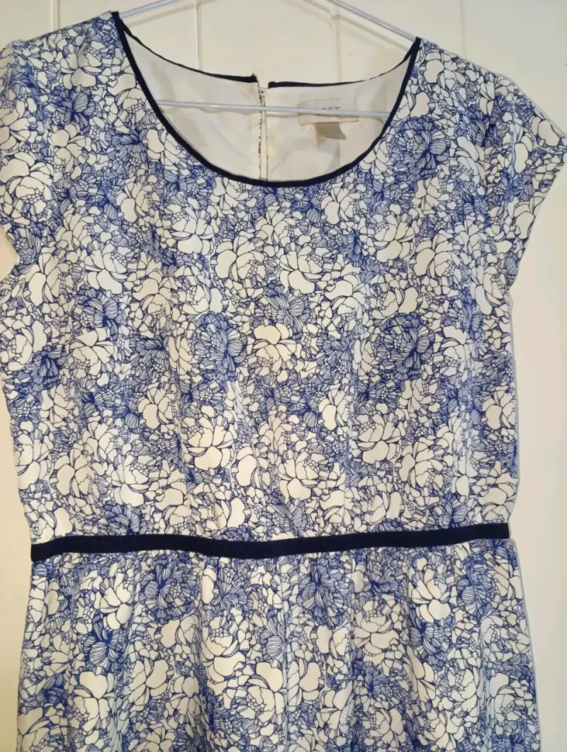 Vestido floral azul y blanco con cierre trasero - 1