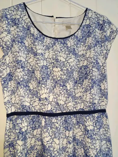 Vestido floral azul y blanco con cierre trasero - miniatura 1
