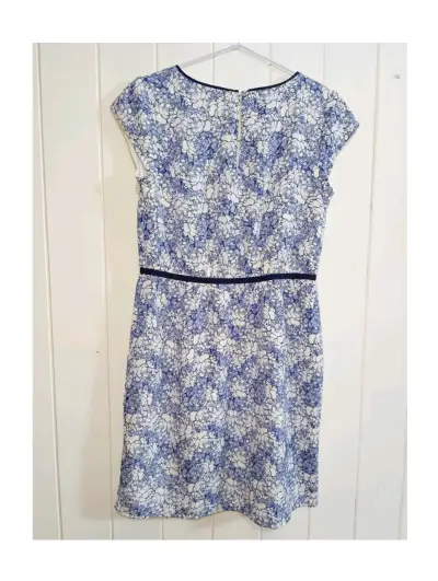Vestido floral azul y blanco con cierre trasero - miniatura 2