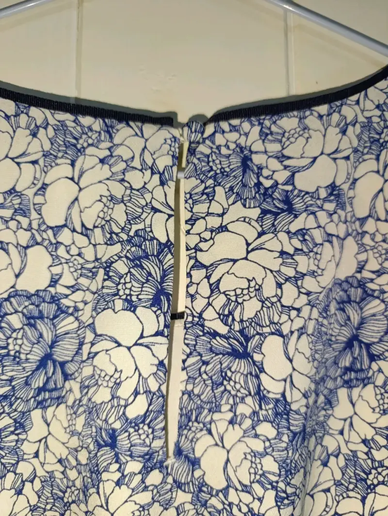 Vestido floral azul y blanco con cierre trasero - 3