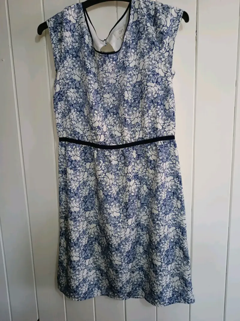 Vestido floral azul y blanco con cierre trasero - 4