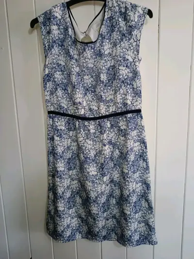 Vestido floral azul y blanco con cierre trasero - miniatura 4