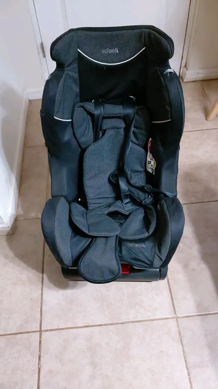 Silla de auto para bebé Infanti negra
