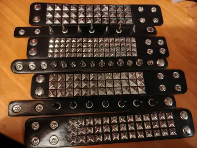 Conjunto de pulseras de cuero con tachuelas y púas - miniatura 1