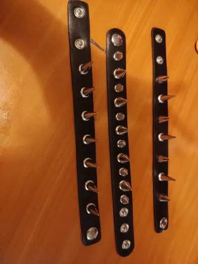 Conjunto de pulseras de cuero con tachuelas y púas - miniatura 2