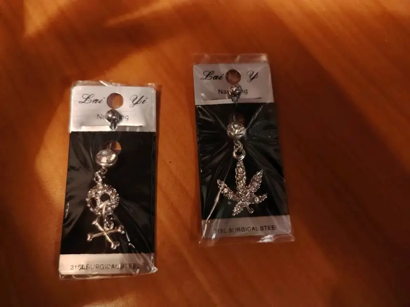 Piercings de acero quirúrgico con diseño de hoja y calavera