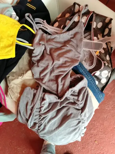 Lote de ropa femenina variada en colores vibrantes - miniatura 2