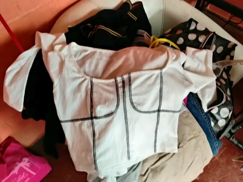 Lote de ropa femenina variada en colores vibrantes - 4