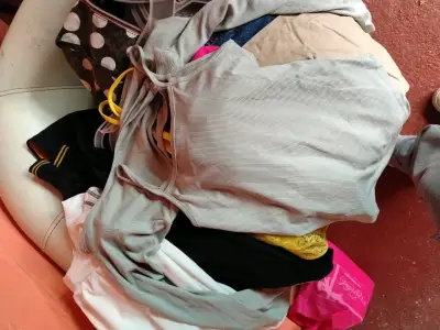 Lote de ropa femenina variada en colores vibrantes - miniatura 5