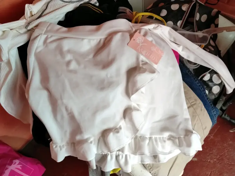 Lote de ropa femenina variada en colores vibrantes - 6