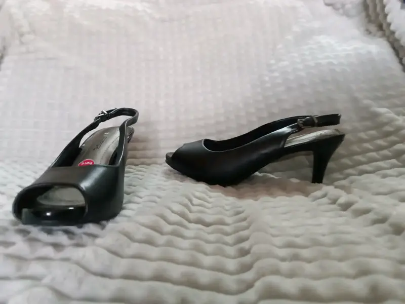 Zapatos de tacón negro con punta abierta - 1